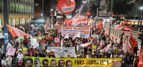 Manifestantes tomam a Paulista e exigem: Fora todos eles!