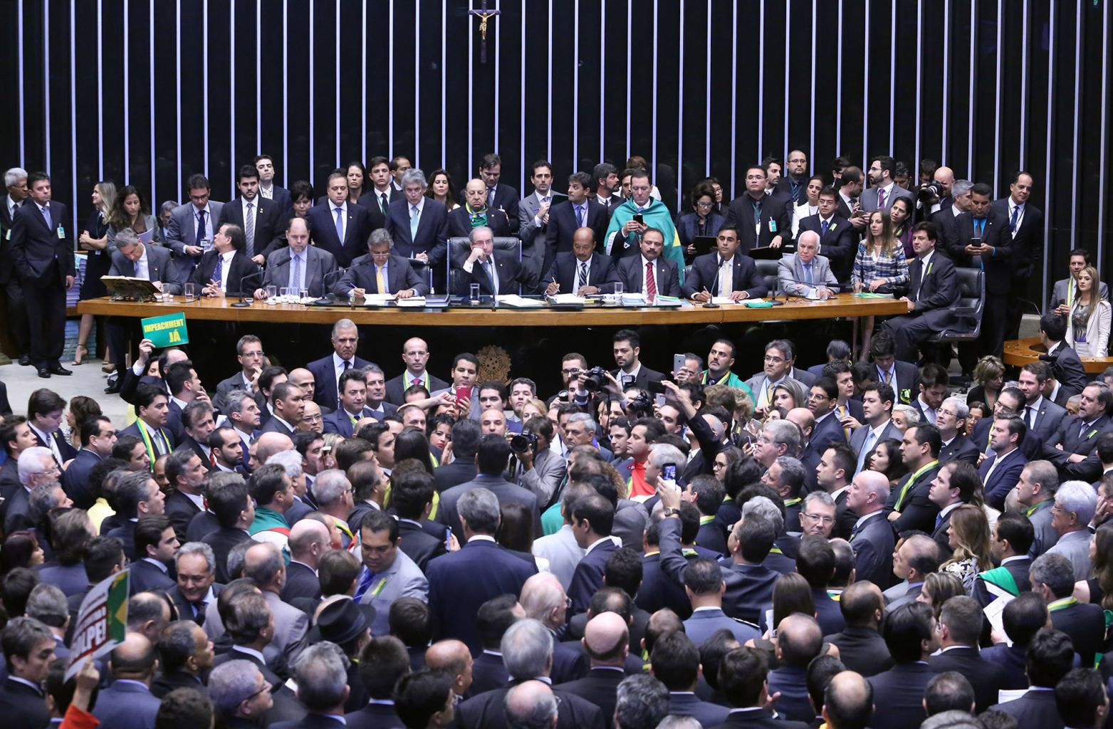 Câmara aprova impeachment de Dilma. População rejeita Temer