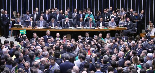 Câmara aprova impeachment de Dilma. População rejeita Temer
