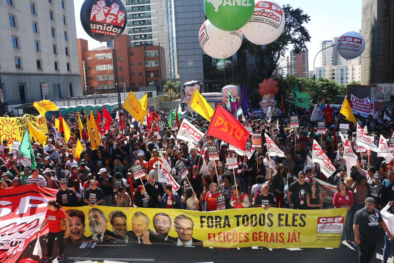 Manifestação do 1º de Maio na Avenida Paulista exige “Fora todos”