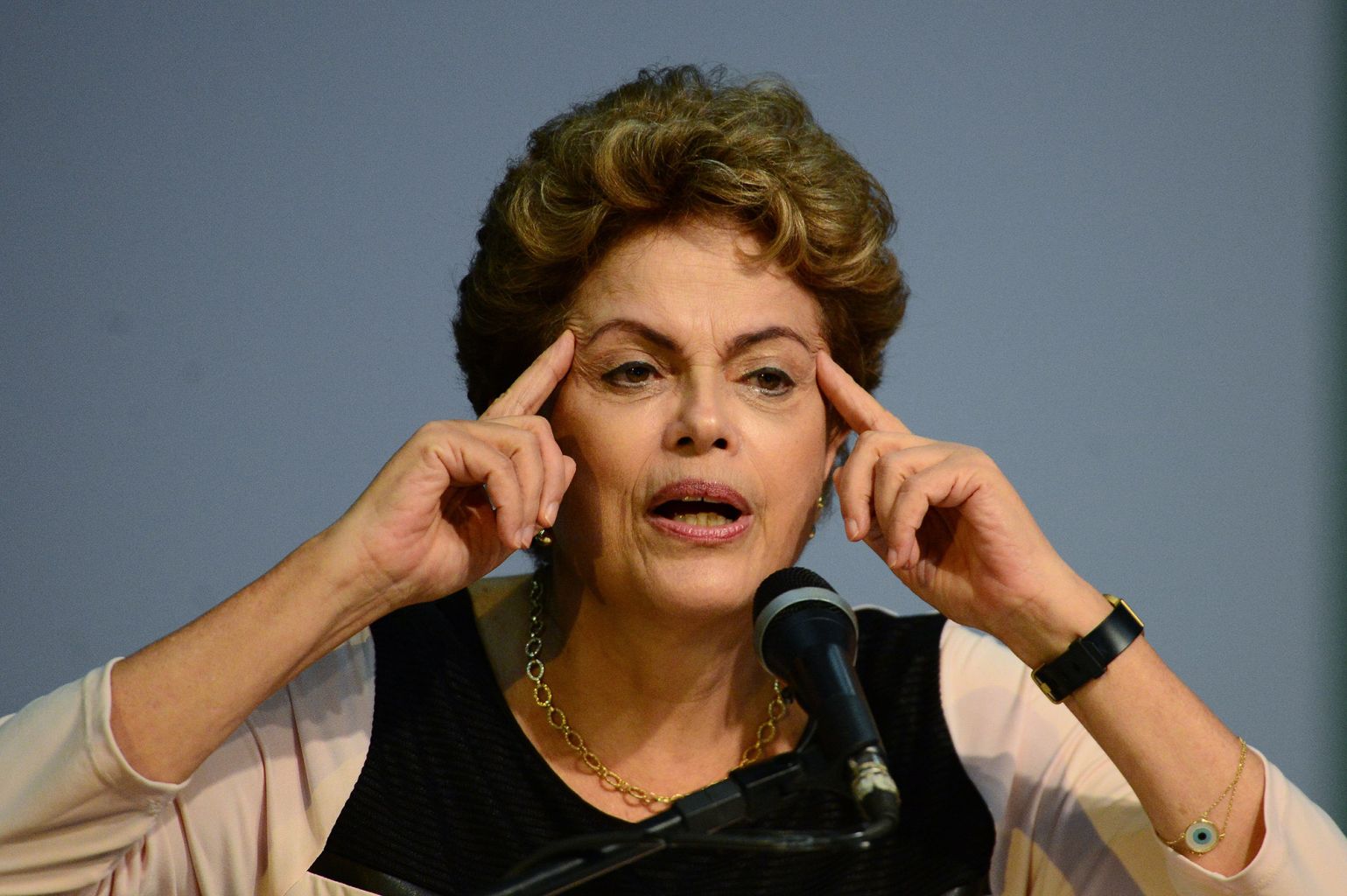 À beira do afastamento, pacote de bondades de Dilma são migalhas