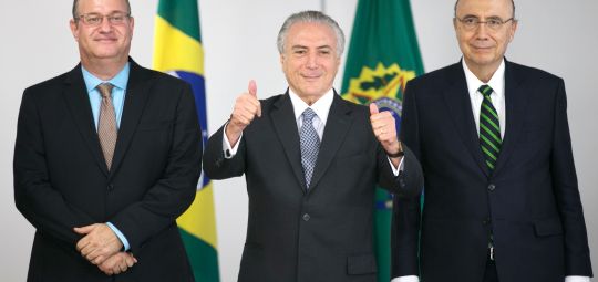 Governo estuda aposentadoria aos 65 anos para homem e mulher, diz Meirelles