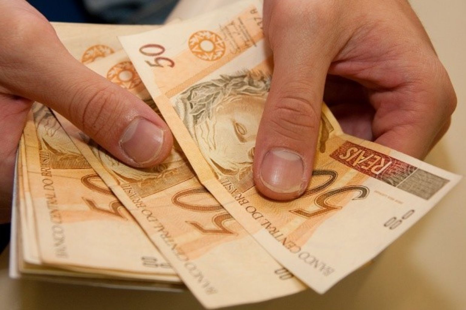 Salário mínimo em maio deveria ser de R$ 3.777,93, segundo Dieese