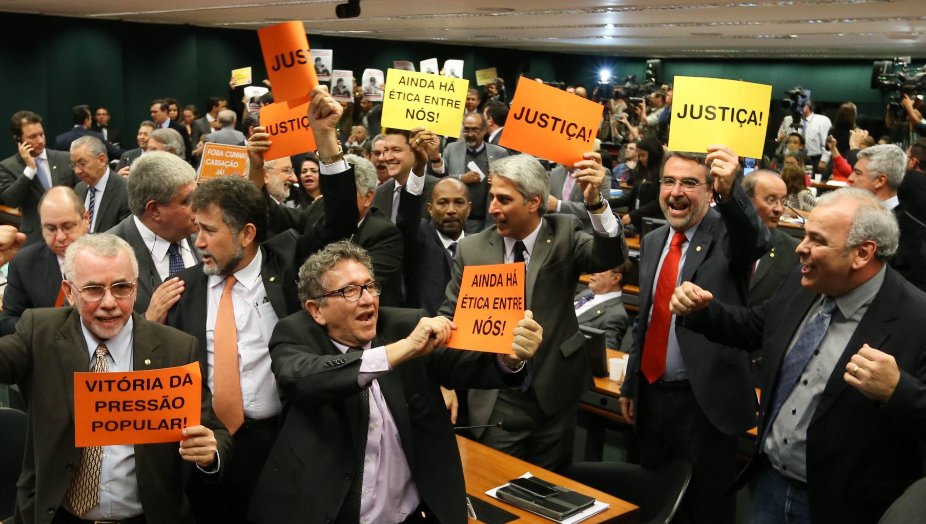 Conselho de Ética aprova parecer pela cassação de Eduardo Cunha
