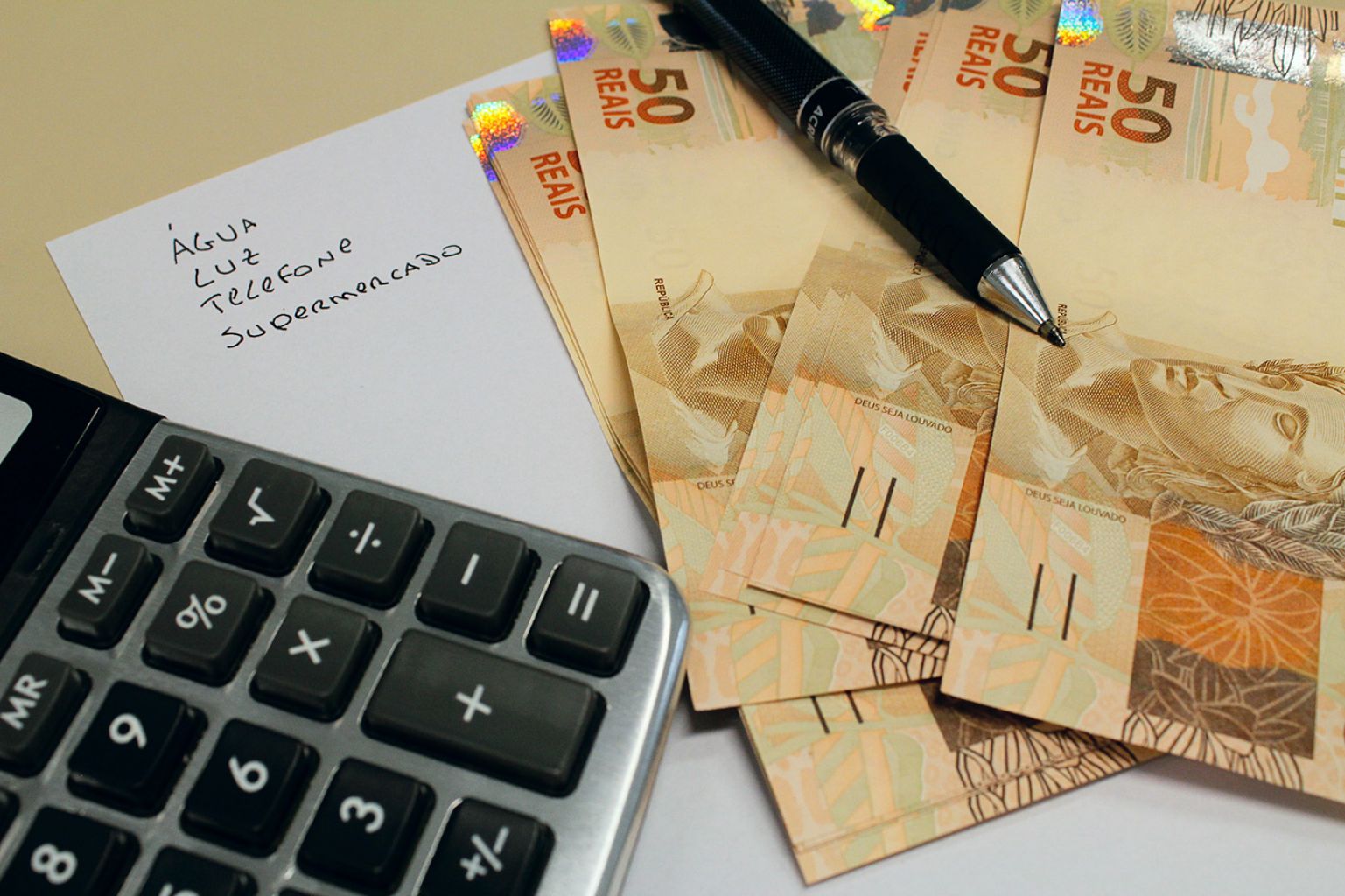 Com alta, taxa de juros do cartão de crédito chega a 471,3% ao ano