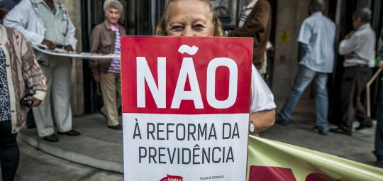Aposentados ocupam sede do INSS em São Paulo contra reforma da Previdência