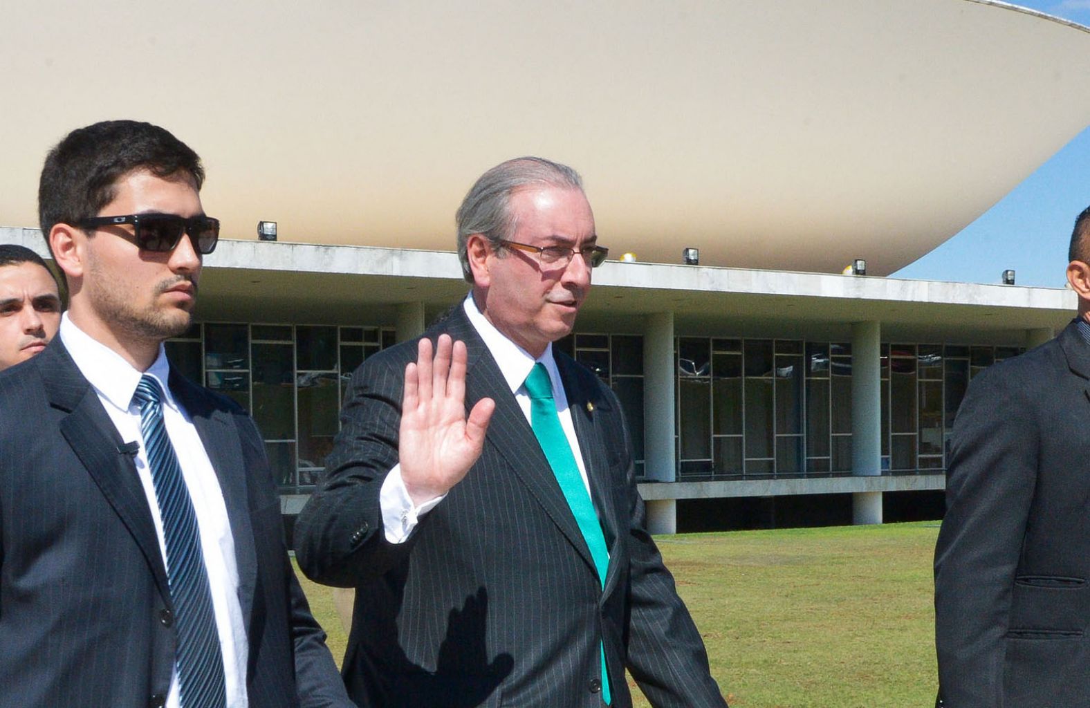 Para tentar salvar mandato, Cunha renuncia à presidência da Câmara