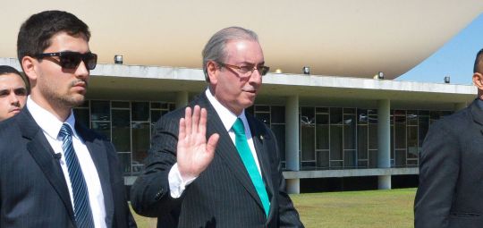 Para tentar salvar mandato, Cunha renuncia à presidência da Câmara