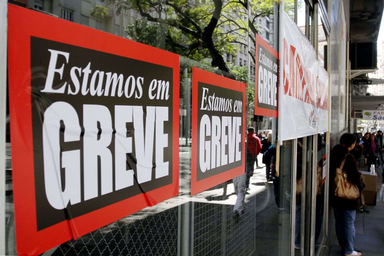 Aposentados e pensionistas sofrem com ganância dos bancos