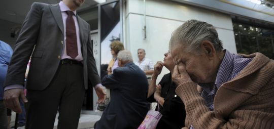 Na Grécia, idosos protestam contra cortes de mais de 50% nas aposentadorias