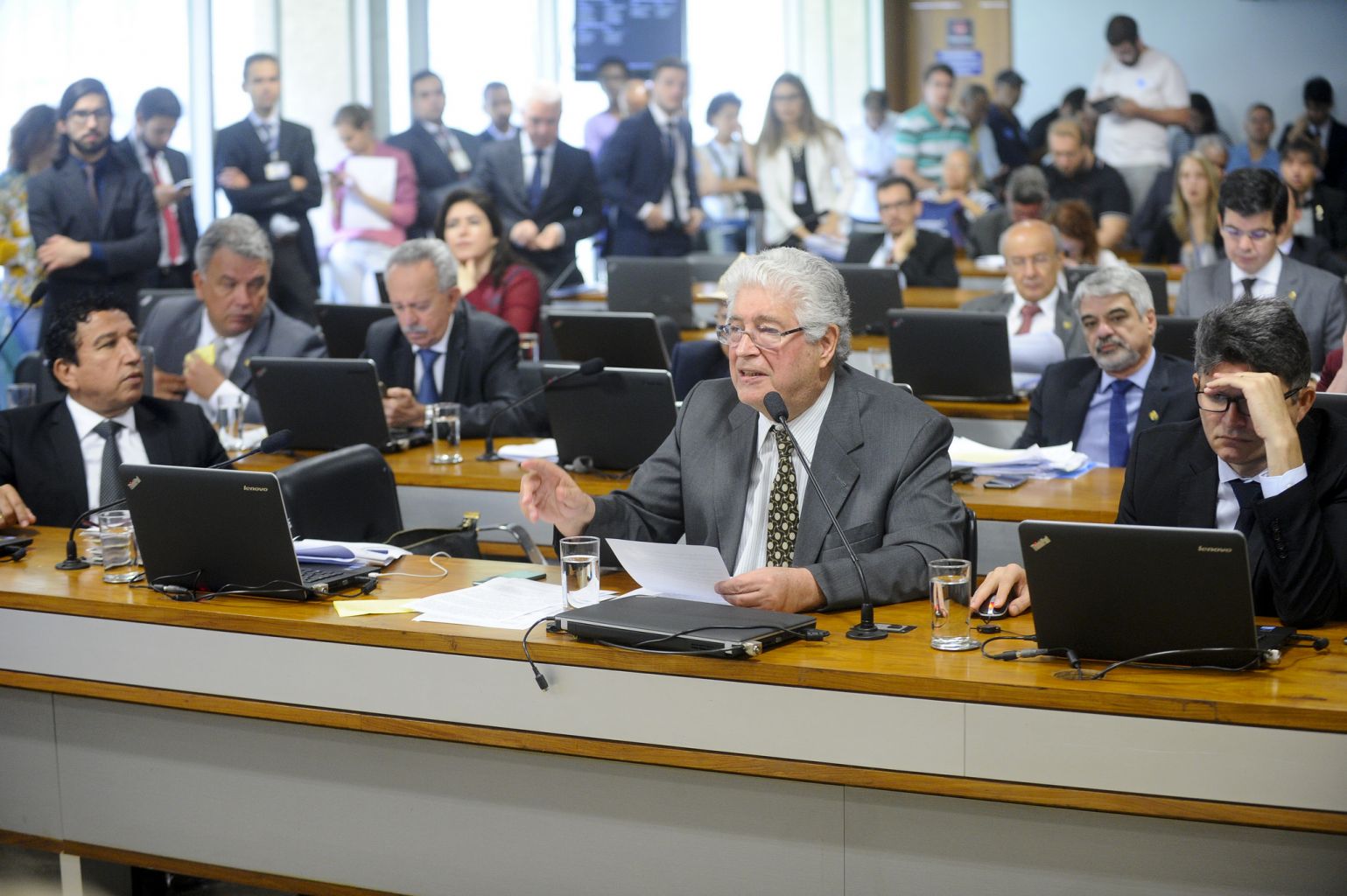 Comissão do Senado aprova PEC do congelamento dos gastos, que agora vai a plenário