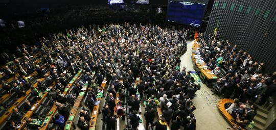 Deputados se movimentam em Brasília para aprovar anistia a si próprios
