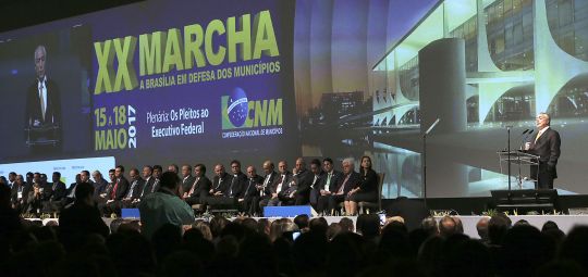 Temer perdoa dívidas de patrões e prefeituras em troca de apoio à reforma da Previdência