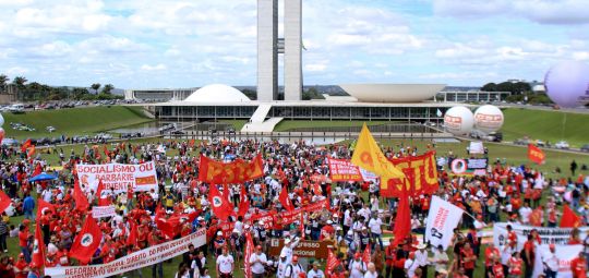 Caravana com mil manifestantes vai a Brasília exigir retirada de reformas e saída de Temer