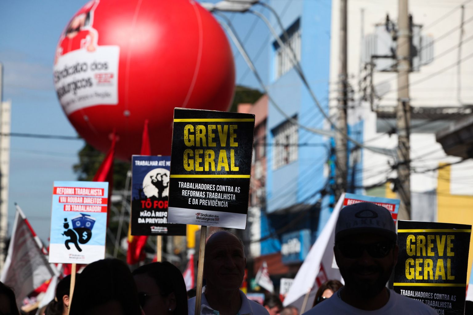 Greve Geral mobiliza população contra reformas do governo Temer
