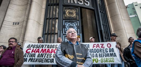Depois de rasgar CLT, Temer volta a mirar Previdência e fim da aposentadoria