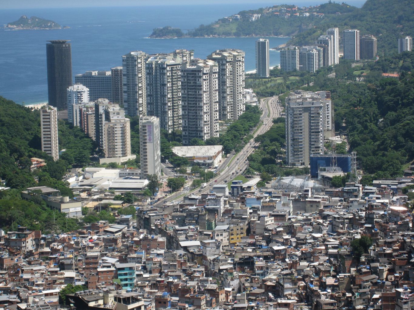 5 bilionários têm mesmo que metade mais pobre no Brasil, diz ONG