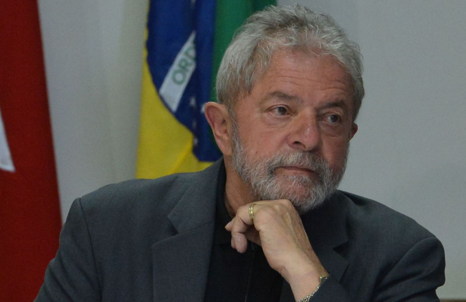 Ex-presidente Lula é preso por condenação em caso do triplex