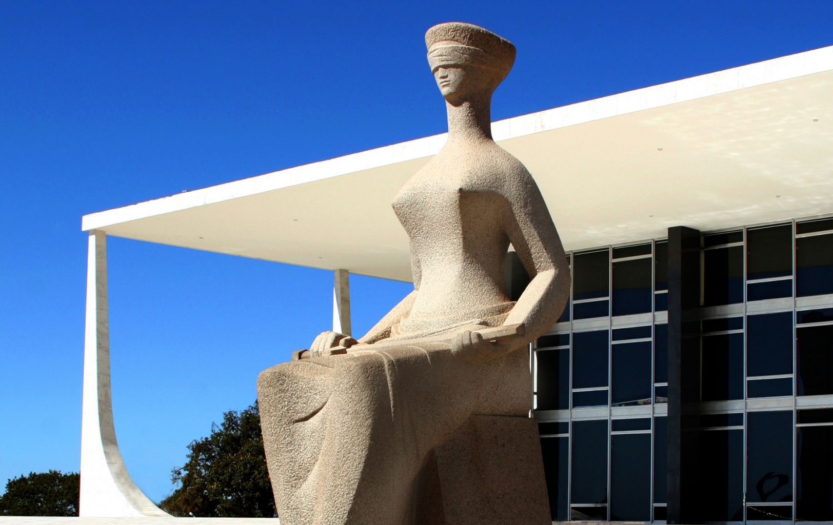 Ministros do Supremo reajustam seus próprios salários para R$ 39 mil 