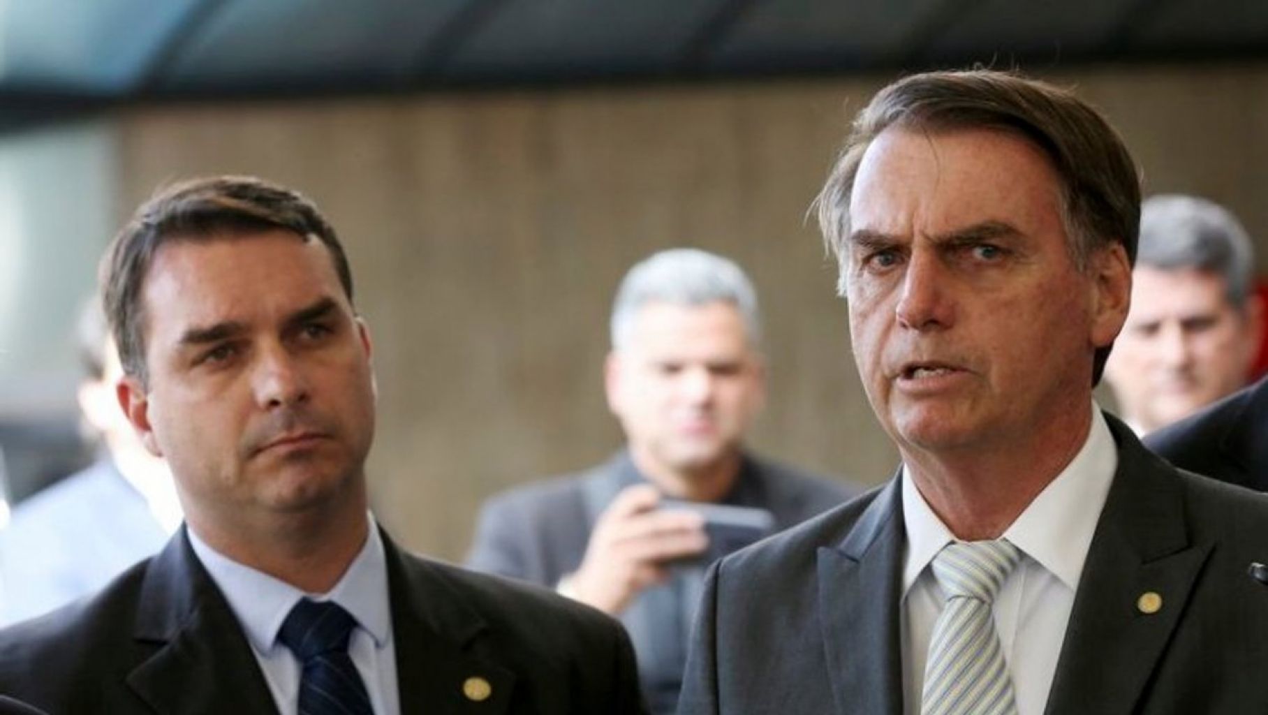 Bolsonaro e família precisam explicar movimentação financeira suspeita
