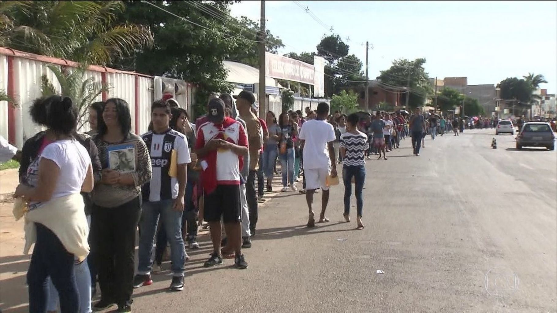 Desempregados formam fila gigantesca por vagas no Distrito Federal