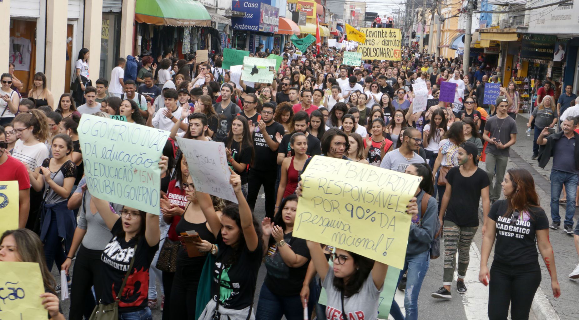 Protestos pela educação sacodem o país e preparam Greve Geral