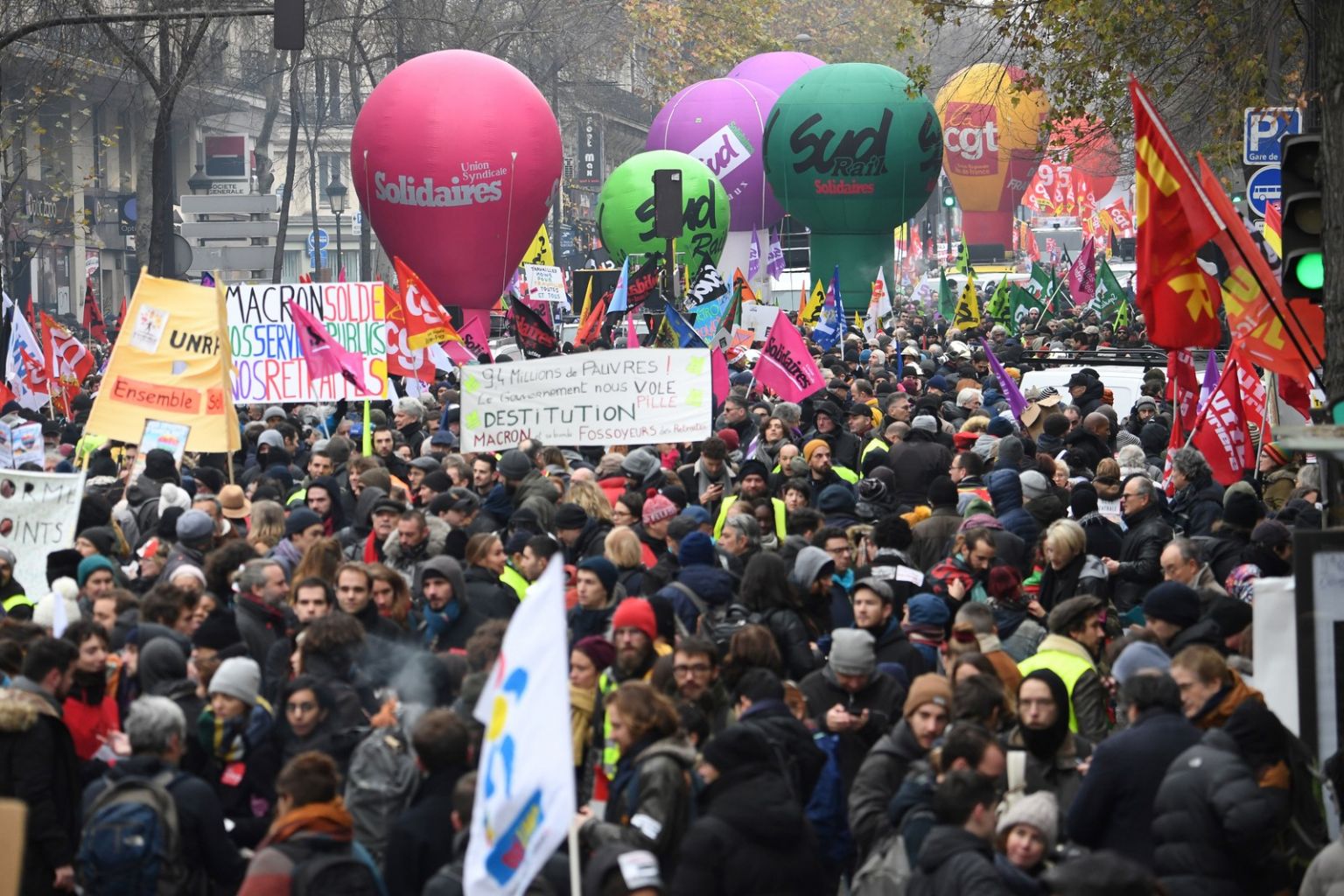 Greve geral derruba aumento da idade mínima para aposentadorias na França