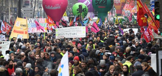 Greve geral derruba aumento da idade mínima para aposentadorias na França