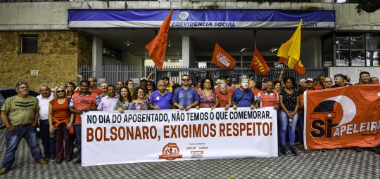 Protesto exige respeito a aposentados e fim do desmonte da Previdência