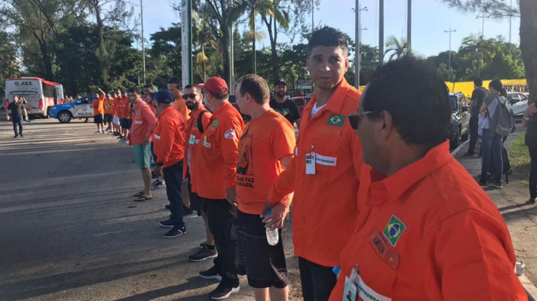Petroleiros dão exemplo, confrontam justiça parcial e mantêm greve