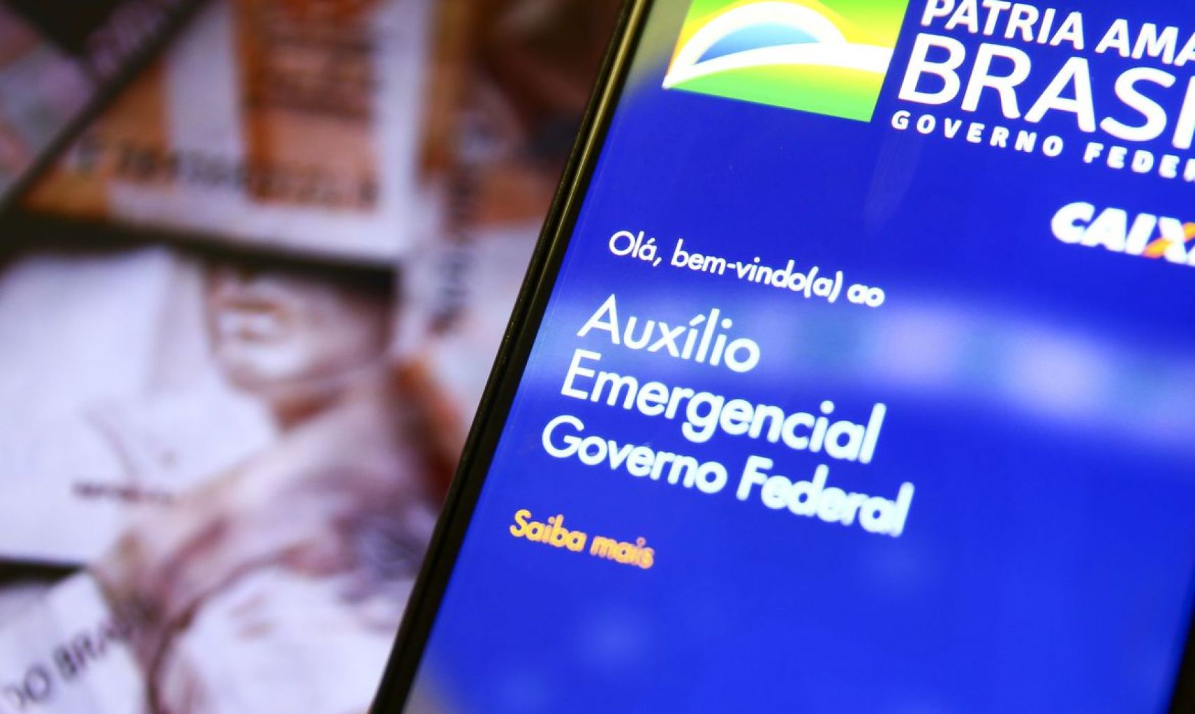 Em plena pandemia, governo corta pela metade valor do auxílio emergencial