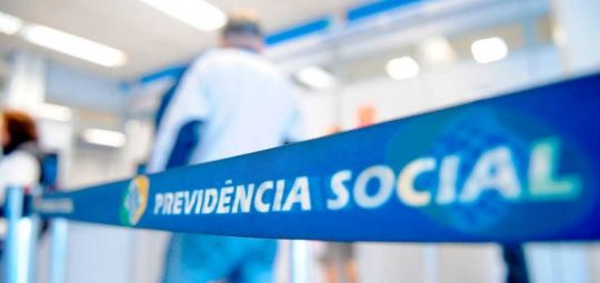 Em meio à alta de mortes pela pandemia, reforma da Previdência de Bolsonaro reduz pensões