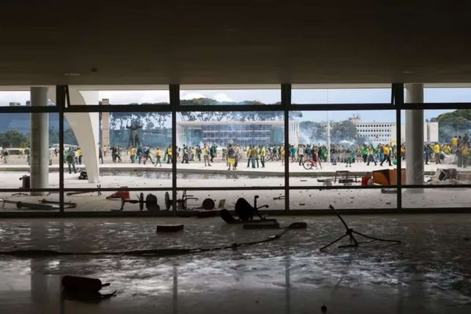 Terrorismo de apoiadores de Bolsonaro merece repúdio e punição exemplar