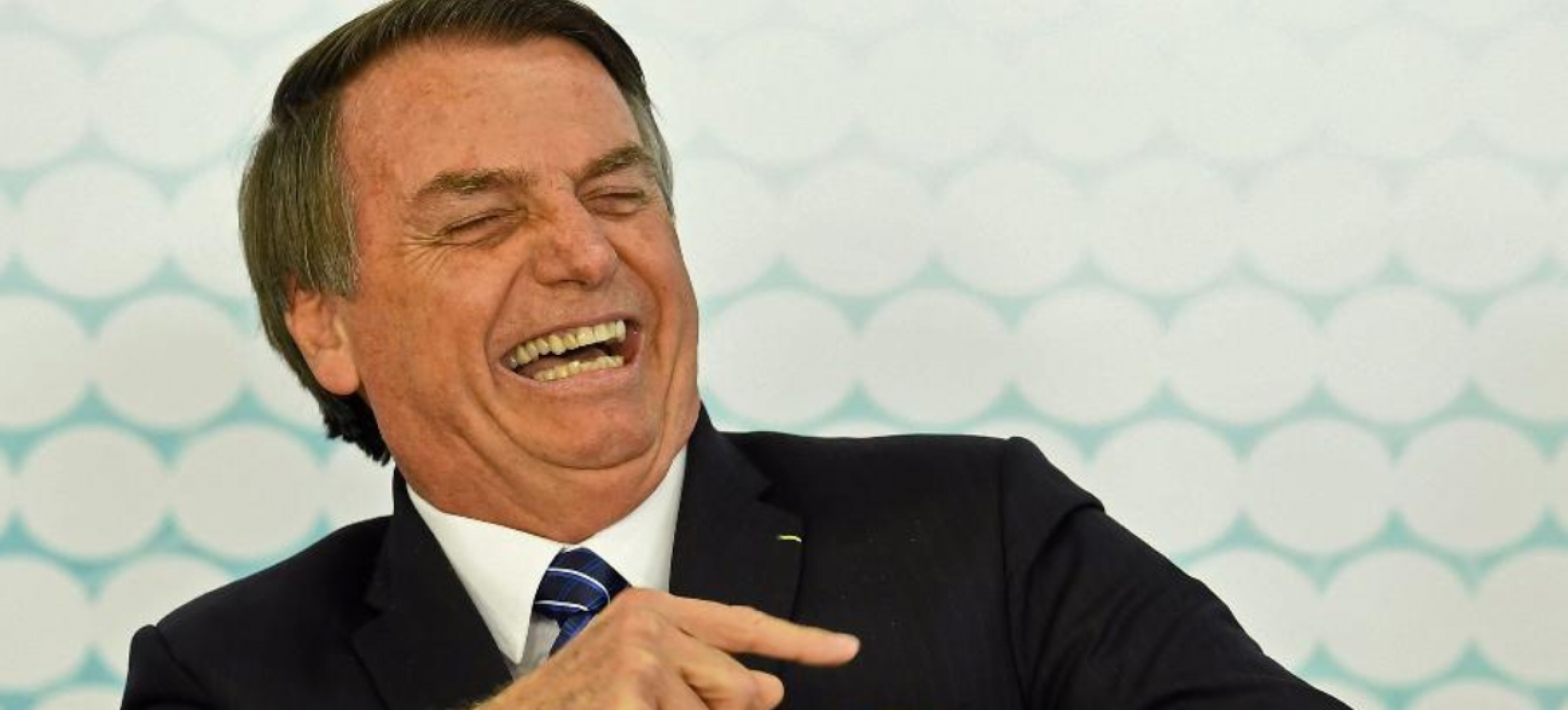 Bolsonaro ganha milhões com doações de apoiadores, feitos de bobos