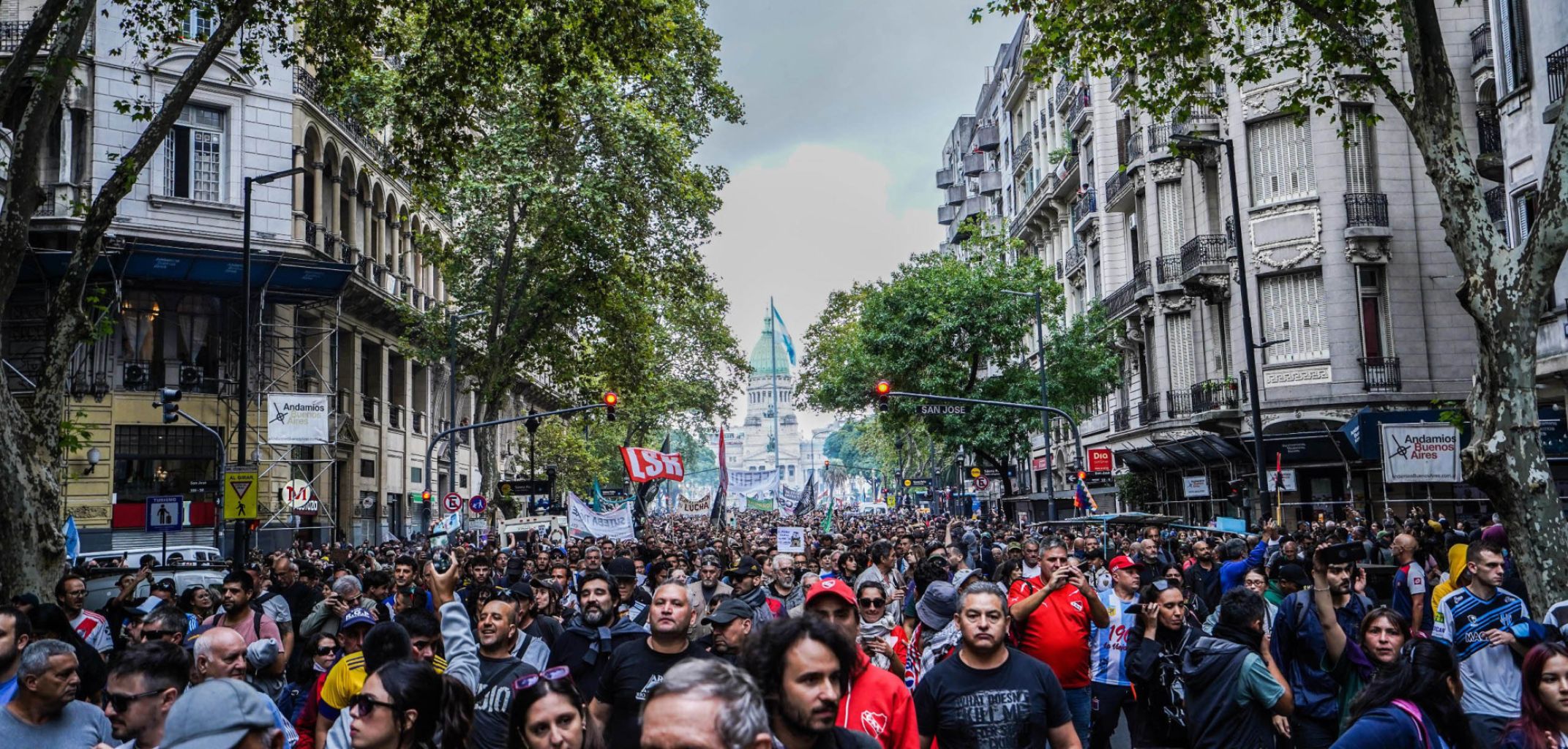 Com apoio de torcidas, manifestações de aposentados são duramente reprimidas na Argentina