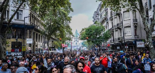 Com apoio de torcidas, manifestações de aposentados são duramente reprimidas na Argentina