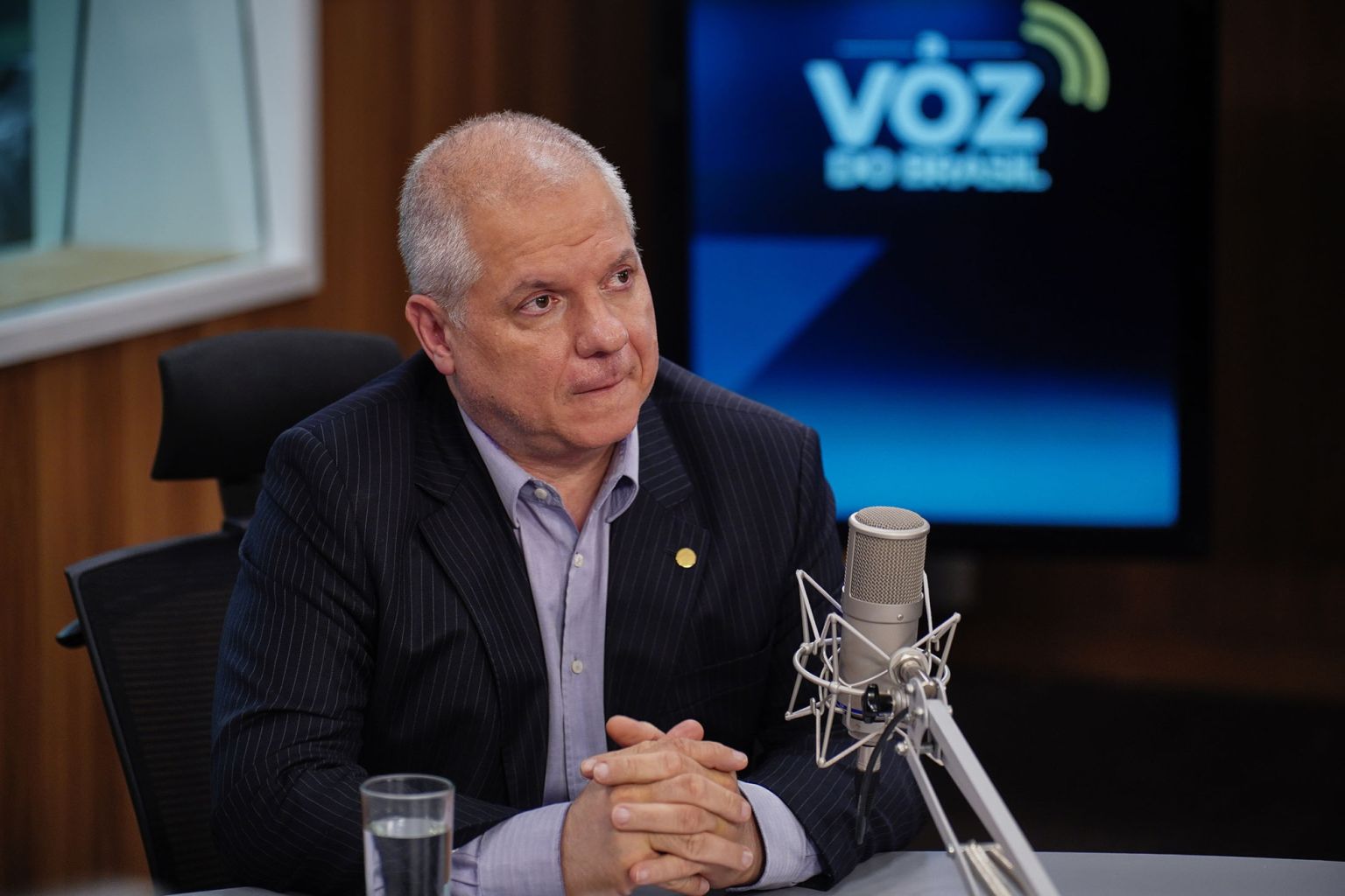 Presidente do INSS é afastado por suspeita de envolvimento em esquema de corrupção