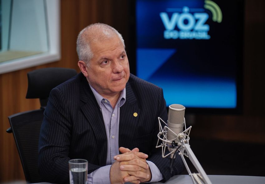 Presidente do INSS é afastado por suspeita de envolvimento em esquema de corrupção