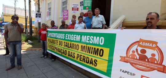 Protesto na Praça Afonso Pena, em São José